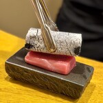 炉ノ鳥 - 本鮪のお刺身　炭であぶって、本鮪の炭炙り
