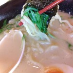 幸楽苑 - 麺を海苔で巻いて