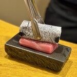 炉ノ鳥 - 本鮪のお刺身　炭であぶって、本鮪の炭炙り