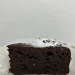 パティスリージラフ - ガーナ産チョコレート生地に、時折混じるパキポキした食感の面白さと、甘さを凌駕する上質な苦味が大人のショコラ体験。これも、素晴らしい。