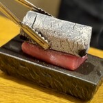炉ノ鳥 - 本鮪のお刺身　炭であぶって、本鮪の炭炙り