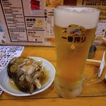 大衆酒場 るはり屋 - 生ビール(490円)、お通し(300円)