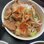 もつ煮 太郎 - 野菜ネギよりトロトロで角煮のようなモツ多めが嬉しい