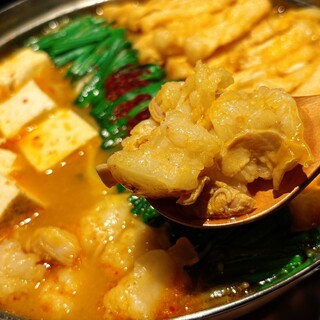 新鮮なもつだからこそ味わえる、旨味際立つ本格旨辛もつ鍋