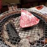 焼肉えんじゅ - 塊を焼いているところ。両面に焦げ目をつけた後、炭の黒い部分でやすませる。