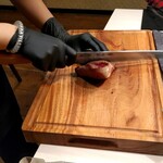 焼肉えんじゅ - 焼き上がりを店員さんが目の前で切ってくれた。