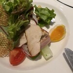 ラ サントゥール - スモークした鶏胸肉、ゆで卵などなど隠れてます