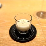 マンサルヴァ - いつものワンバイトアミューズじゃなくて、グラスでのサーヴは珍しい(^^)
      カルナローリ米のイカスミリゾットに、じゃがいものピューレ。いきなりうま過ぎ！