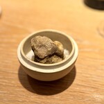 マンサルヴァ - そのお目当ては、白トリュフ！
      もちろん、アルバ産♪
      信じられないほどに高騰した昨年と比べると、今年は豊作のためお値打ちとのこと。