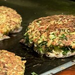 Moegi - 丁寧にじっくり焼きあげられる
      鉄板ショーも毎度 圧巻 ٩( °ꇴ °)۶━╹̻╹̻｡