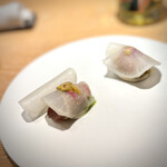 マンサルヴァ - 蕪を一枚除いたら、まだ蕪だった（笑）
      中には、能登の寒鰤の背と腹が入ってます。
      蕪と忍ばせた林檎が、鰤を爽やかに食べさせてくれます。
      濃厚な温野菜へと、素晴らしいパス出しですね！