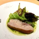 マンサルヴァ - 覆っているちりめんキャベツを剥がすと、中にはマンガリッツァのコンフィ。
      メインの肉は焼きが多い中、コンフィは新鮮。
      見た目ほどの脂っぽさはまったくなく、食感も柔らか。
      軽くいただけるのが嬉しい♪