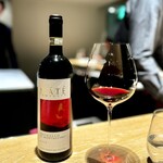 マンサルヴァ - とどめは、マテのブルネッロ。
      同じ上品さでも、もちろんピノのそれとは異なりますが、やっぱり特別。
      ホント、ワインもしっかりといいモノを上手に揃えてくれて、いつもありがたい限り(^^)