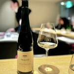 マンサルヴァ - こちらは、オーストリアのグリューナーヴェルトリーナー。
      春菊はまさにハーブだし、レモンの清涼感とも親和性があって、単独で飲んでもとても美味♪
      白子には少し負けちゃうかな。