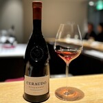 マンサルヴァ - このガリオッポのロザート、面白い！
      苺やチェリーのようなチャーミングな果実味ながら、余韻にタンニン。
      そのタンニンがトリッパのピリ辛とシンクロして、相性の良さを見せるんです。この日のベストペアリング。