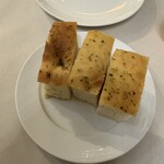 アマルフィイ ノベッロ - サービスのフォカッチャ(べび分もくれました)