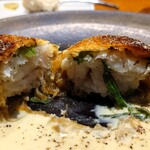 馳走西健一 - 太刀魚と甘味が出るまで炒め玉葱を大葉で包んだ