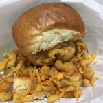 チャロチャロ!チャイブレイク - こちらに来たらスパイシーベジコロッケバーガーのグリルワダパオ(¥648)も外せない