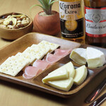 arc shisha bar - 生ハム＆チーズ盛り合わせ（クラッカー付き）　芳醇な生ハムと2種チーズをクラッカーとともに。お酒のお供にぴったりな、おしゃれで贅沢な一皿です。