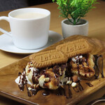 arc shisha bar - クロッフル（チョコナッツ）　サクもち食感のクロッフルに、チョコソースとナッツ、ホイップをたっぷりトッピング。甘党必見のごほうびスイーツ。