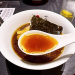 Japanese Soba Noodles 蔦 - 動物系スープに、これまた蔦の代名詞の「浅利」、それに魚介を重ねたトリプルスープ