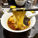 Japanese Soba Noodles 蔦 - 自家製麺の、やや平打ちの細麺