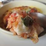 ラ・ルチア - とろけるチーズの下には、トマト味のリゾットがいっぱい