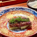 薪鳥新神戸 - 熊本の赤茄子は刻んだ大葉と　旨さ滲み出る！