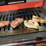 群衆焼肉 鬼乃子 - 【2025.12.15(月)】お肉を焼いている