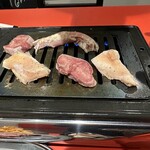 群衆焼肉 鬼乃子 - 【2025.12.15(月)】お肉を焼いている