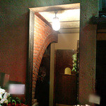 エントランス。左へ入ると煉瓦造りのアーチ型アプローチ