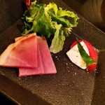 焼肉yamazon - ハニーベークドハムとカプレーゼの二種盛り。
