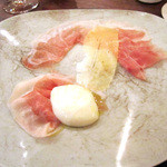 1.ペルシュウ(岐阜産)、自家製モッツァレラチーズ、さつま芋のシート