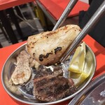 群衆焼肉 鬼乃子 - 【2025.12.15(月)】焼いた鶏ナンコツ