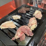 群衆焼肉 鬼乃子 - 【2025.12.15(月)】お肉を焼いている