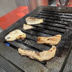 群衆焼肉 鬼乃子 - 【2025.12.15(月)】お肉を焼いている