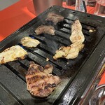 群衆焼肉 鬼乃子 - 【2025.12.15(月)】お肉を焼いている