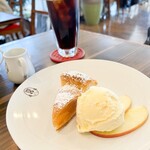 ブラウンカフェ - アップルパイ　バニラアイス添え　（ドリンクセット）¥980