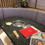 大昌園 - 高級ラウンジみたいな席。明るいテーブル席もありました。