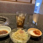 大昌園 - 冷たい麦茶が焼肉にあう。車だとお茶の美味しさが沁みる。
