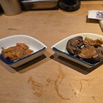 四方平 - サービスのイカの塩辛と鳥肝