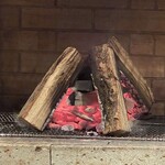 銀座 炎 田むら - この薪の燃える暖かさと香りと音がいいんだわ～