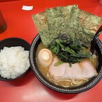 横浜家系ラーメン 内田家 - ラーメン＋ライス＋味玉＋ほうれん草（900円＋150円＋130円＋100円＝1280円也）