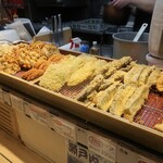 本場さぬきうどん 親父の製麺所 - 天ぷら陳列の様子。
