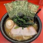横浜家系ラーメン 内田家 - ラーメン＋味玉＋ほうれん草（900円＋130円＋100円）