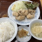 ぎょうざの満洲 - 料理写真:国産ハーブ鶏の塩唐揚げ(680円)ライスセット(280円)