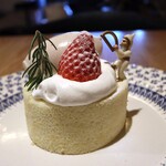 さじこよみ - 米粉と平飼い卵のロールケーキ　豆乳と苺のジェラート