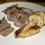 レッドフランマ - 料理はアミューズの盛り合わせからスタートです。