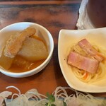 松げん - 小鉢はサラスパと大根の煮物