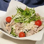 鉄板焼鳥 大阪食鶏販売 - 地鶏と温玉シーザーサラダ780円